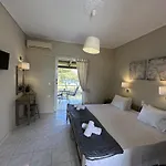 Kondarini's Sea View Studios تسيليفي